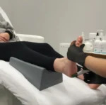 stalak za pedikir – profesionalni gumeni oslonac za noge sa ergonomskim dizajnom za spa i kozmetičke salone