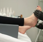 stalak za pedikir – profesionalni gumeni oslonac za noge sa ergonomskim dizajnom za spa i kozmetičke salone
